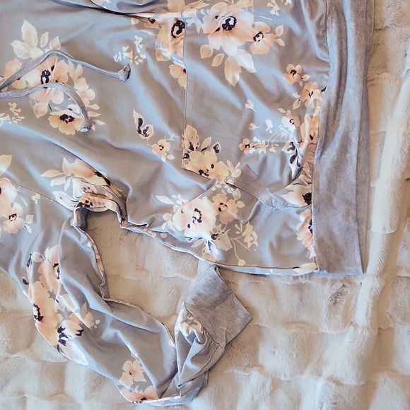 🌸Softest Florals Hoodies w/ Kangaroo Pocket - 2 Pc Bundle 🌸 Size Small - Picture 5 of 15